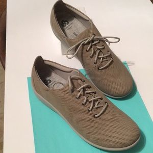 Clarks Cloudsteppers laced shoes